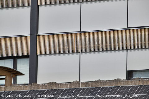 Achitektur_im_Plettzentrum_die Holzverkleidung_an_der_Fassade__MG_5032.jpg